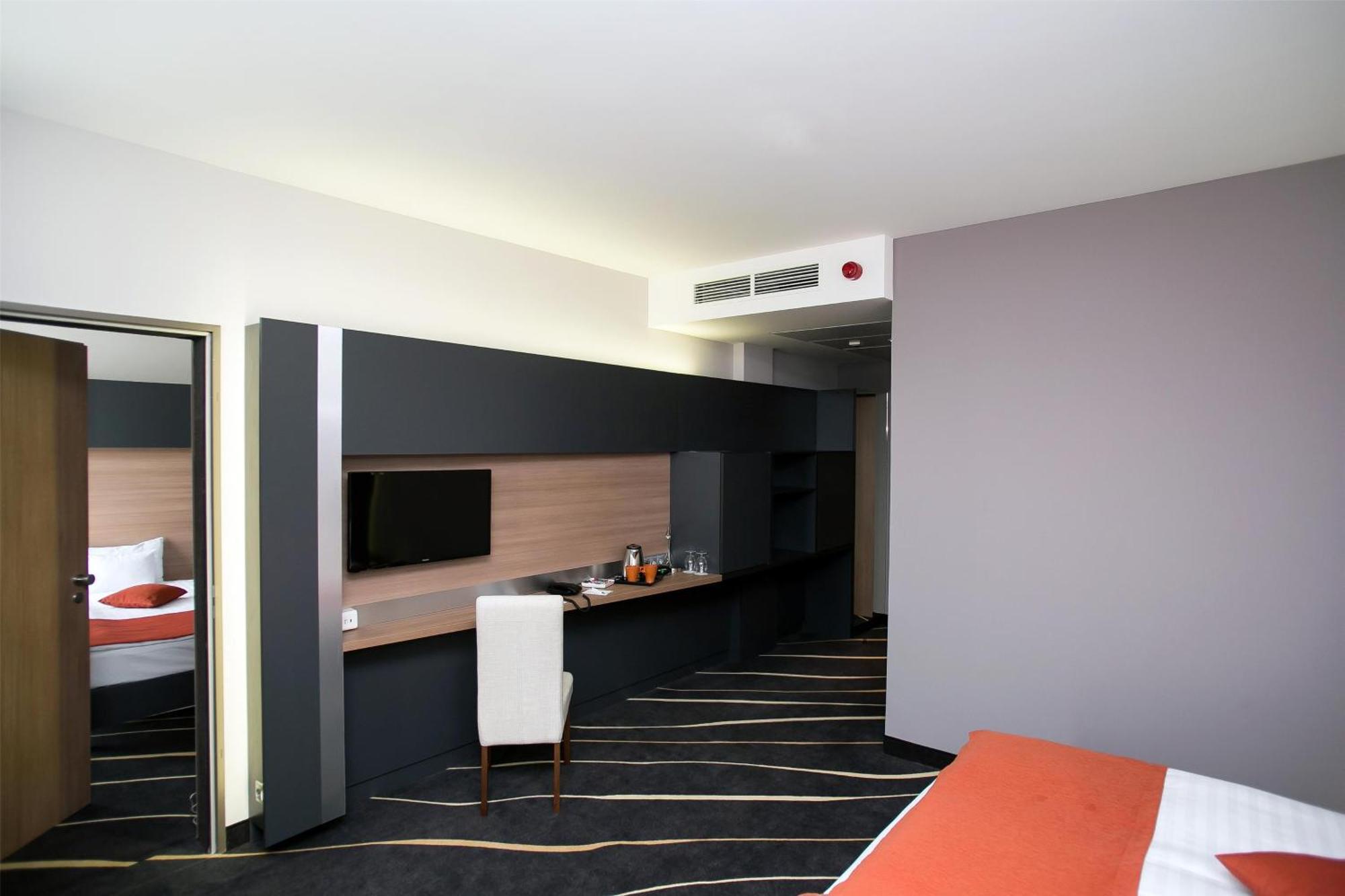 Best Western Plus Lakeside Hotel Székesfehérvár Екстериор снимка