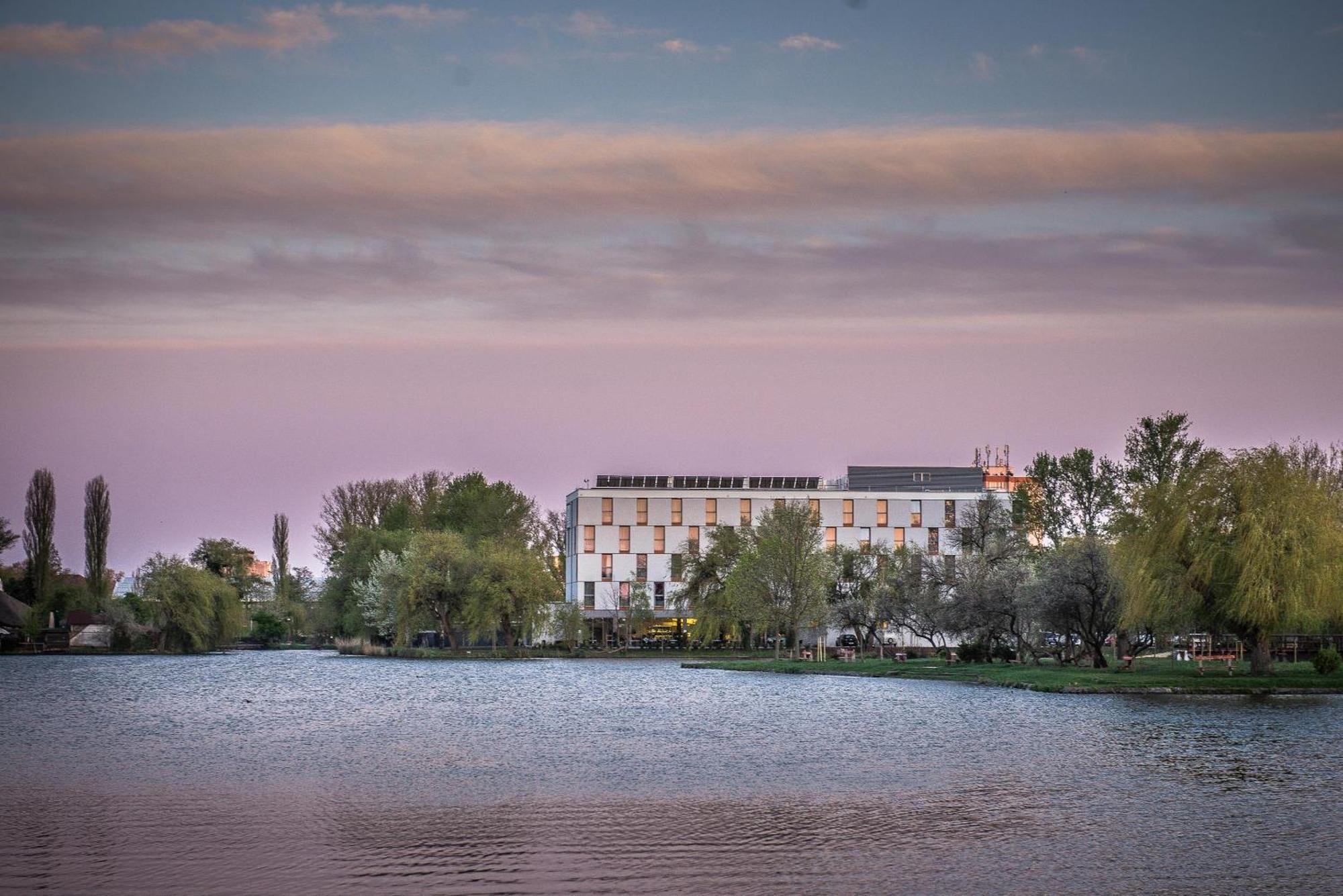 Best Western Plus Lakeside Hotel Székesfehérvár Екстериор снимка