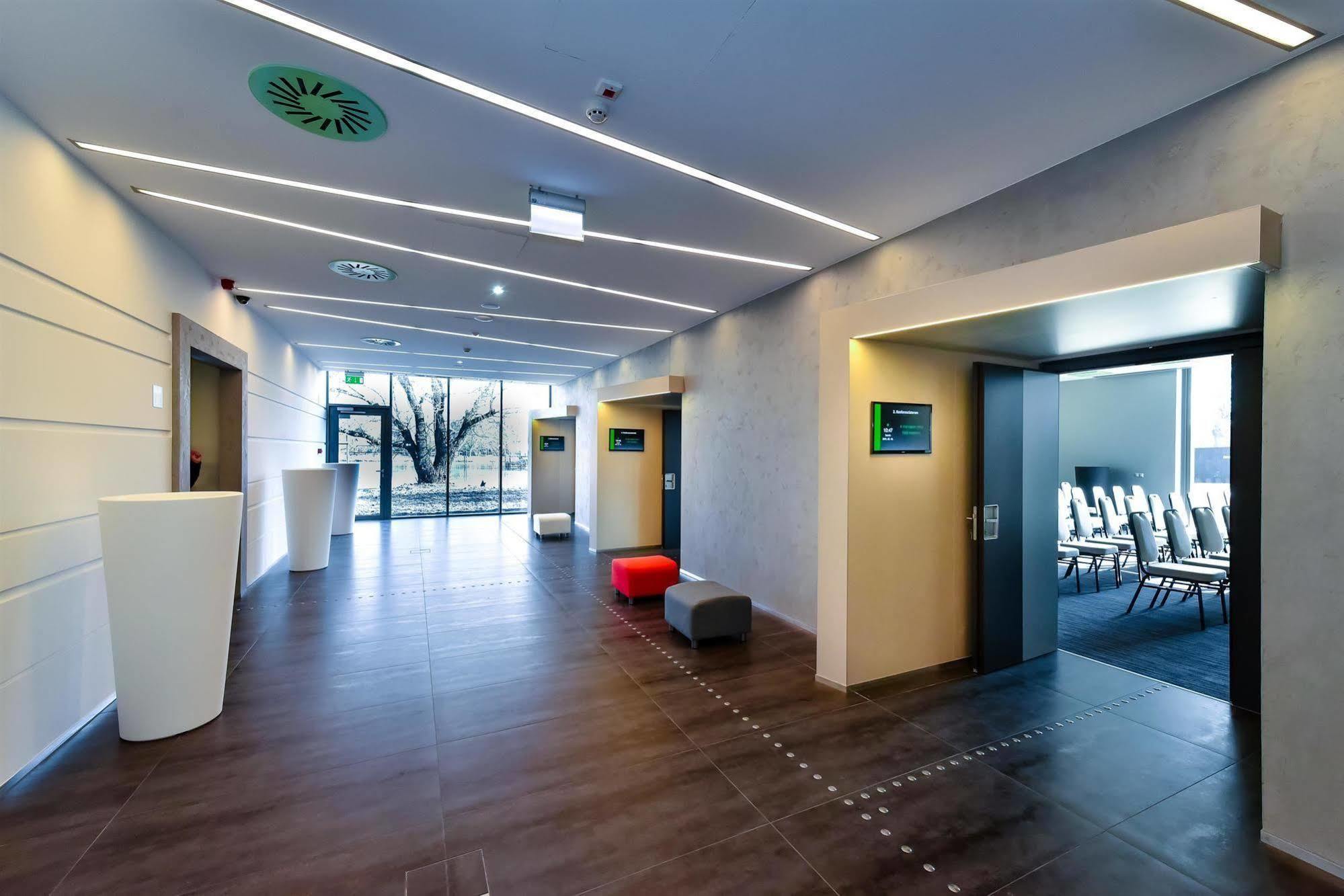 Best Western Plus Lakeside Hotel Székesfehérvár Екстериор снимка